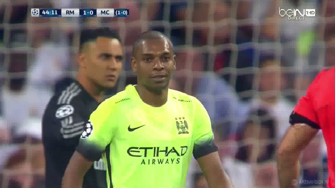 Fernandinho dứt điểm sạt cột dọc