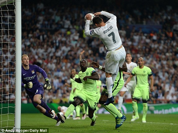 Bale đánh đầu dội xà ngang