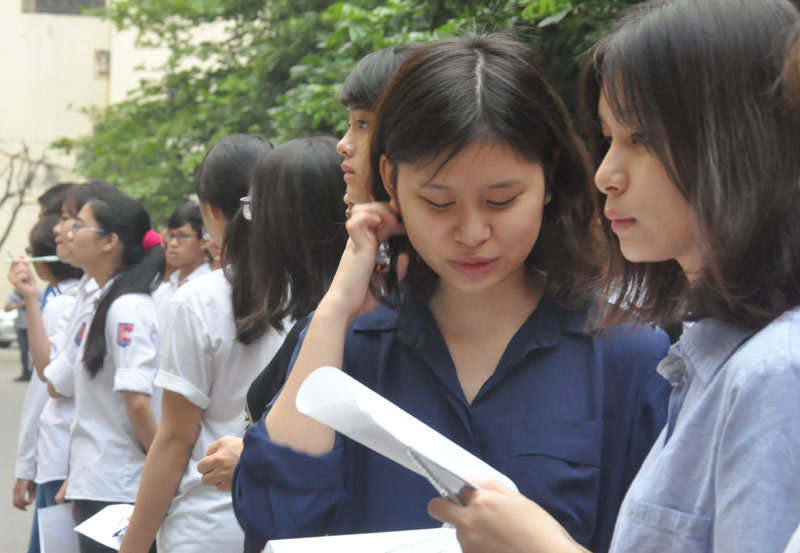 Kiên nhẫn xếp hàng trong buổi thi đại học đầu tiên