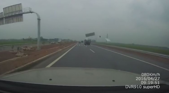 Clip tôn bay tứ tung trên cao tốc, văng trúng ô tô