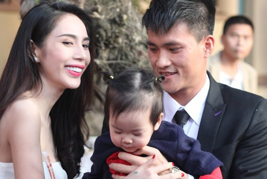 Thủy Tiên lại 'hứng đá' vì quá nuông chiều con gái
