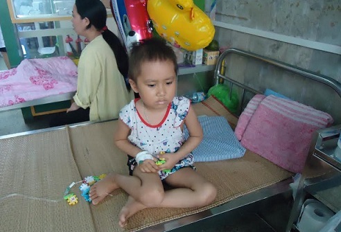 Đau đớn chứng kiến con mới 6 tuổi đã mắc bệnh ung thư máu