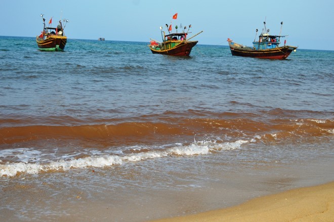 Vệt nước lạ mầu ở Quảng Bình không phải thủy triều đỏ