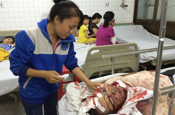 Đánh người nguy kịch, nhóm côn đồ không cho nhập viện