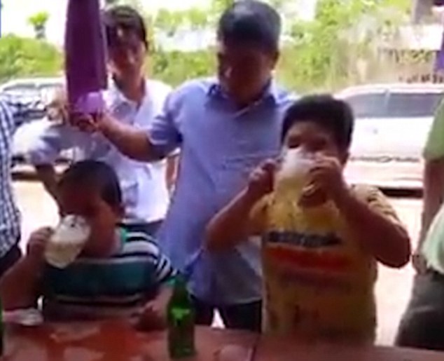 Người Anh gọi cảnh 2 cậu bé Việt Nam thi uống bia là 