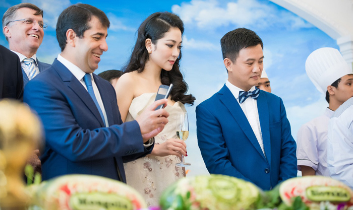Các đại sứ nước ngoài ăn cá ủng hộ người dân vùng biển