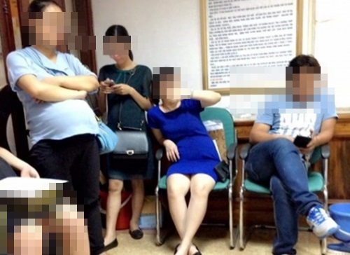 Đàn ông xô xát với bà bầu để tranh... ghế ngồi