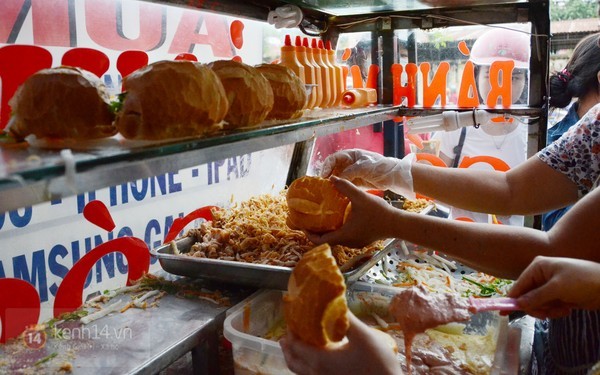 Truy tố 2 bị can cướp bánh mì để chống đói