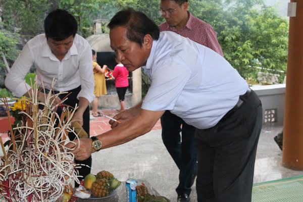 Bộ trưởng TT&TT dâng hương tưởng niệm anh hùng liệt sĩ tại Hà Giang