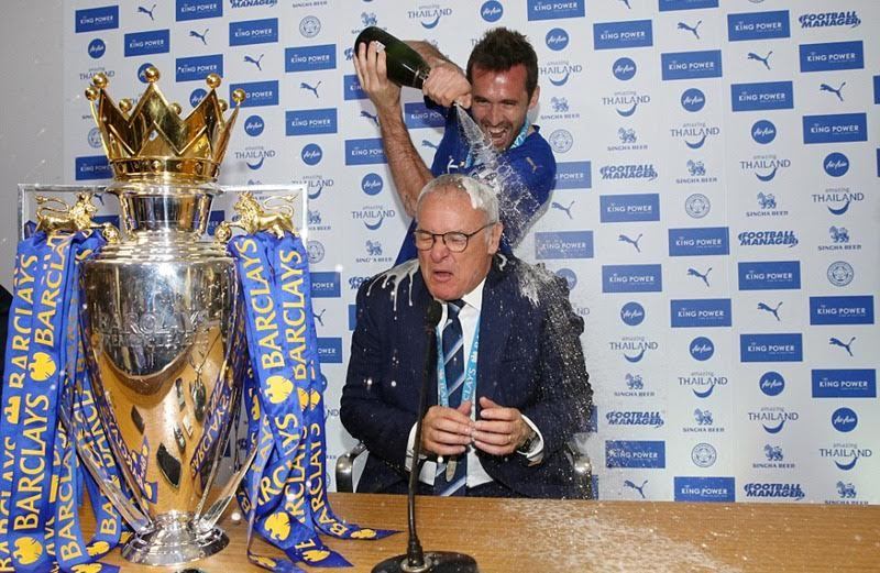 Học trò dùng champagne tắm cho HLV Ranieri