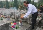 Nén tâm nhang của Bộ trưởng tại nghĩa trang liệt sĩ Vị Xuyên