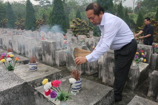 Nén tâm nhang của Bộ trưởng tại nghĩa trang liệt sĩ Vị Xuyên