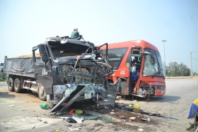 Xe tải đâm ngang xe khách, 6 người bị thương nặng