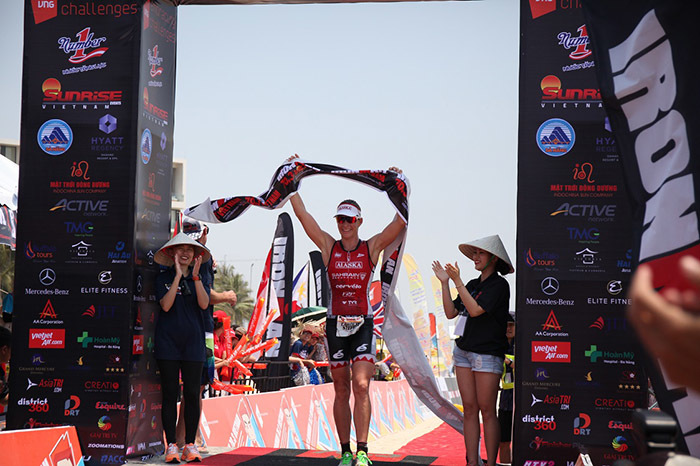 Caroline Steffen bảo vệ thành công ngôi vô địch Ironman 70.3