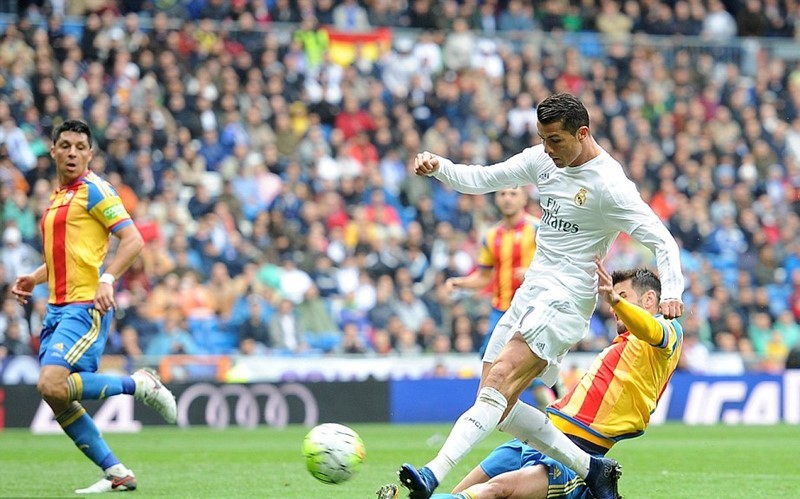 Ronaldo lập cú đúp, Real khiến Barca chưa thể đăng quang