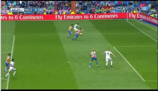 Benzema ghi bàn nâng tỷ số lên 2-0