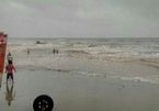 Nam Định: 3 học sinh tắm biển bị sóng cuốn mất tích