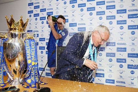 Mải phát biểu, HLV Ranieri bị học trò cho tắm champagne