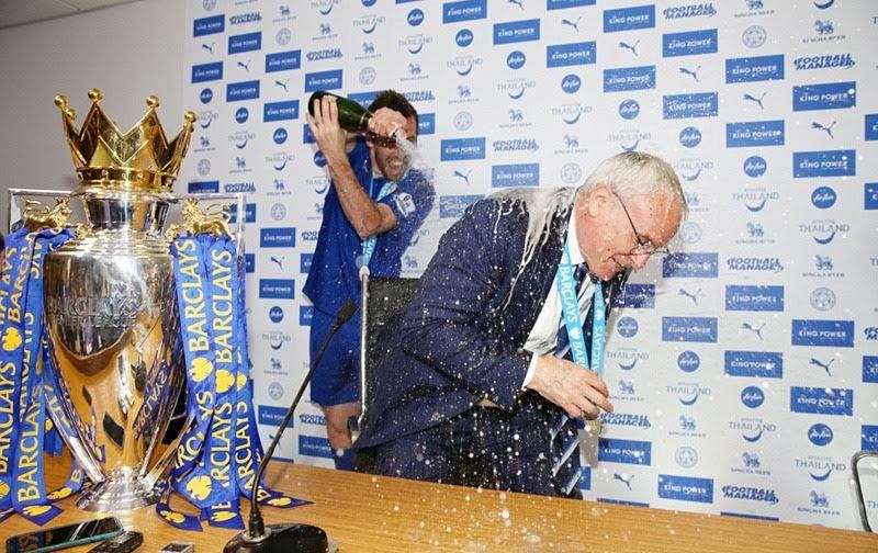 Mải phát biểu, HLV Ranieri bị học trò cho tắm champagne