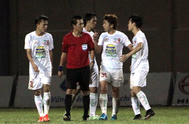 Trọng tài Việt Nam: Thượng bất chính, hạ tắc loạn