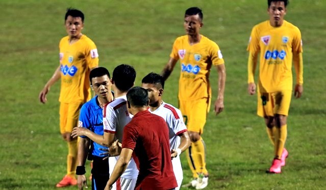 Trọng tài tưởng tượng quả phạt đền bị treo còi hết V-League