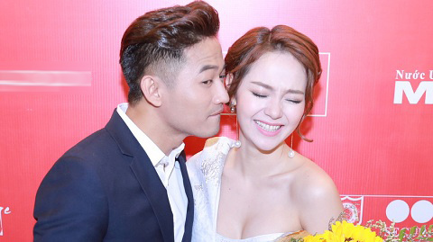 Minh Hằng cười tít mắt khi Quý Bình hôn tới tấp