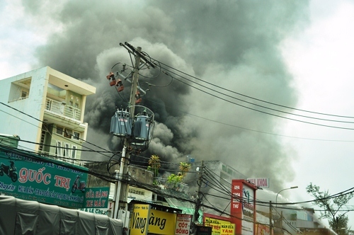 Garage ô tô cháy dữ dội, hàng trăm người tháo chạy