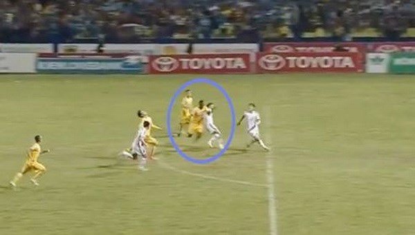 Xem lại 4 sai lầm chết người của trọng tài tại vòng 9 V.League