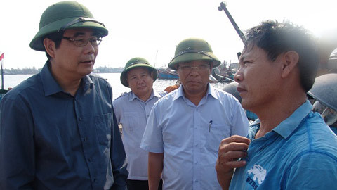 Bộ trưởng đội mũ cối đến cảng cá nghe tâm tư ngư dân