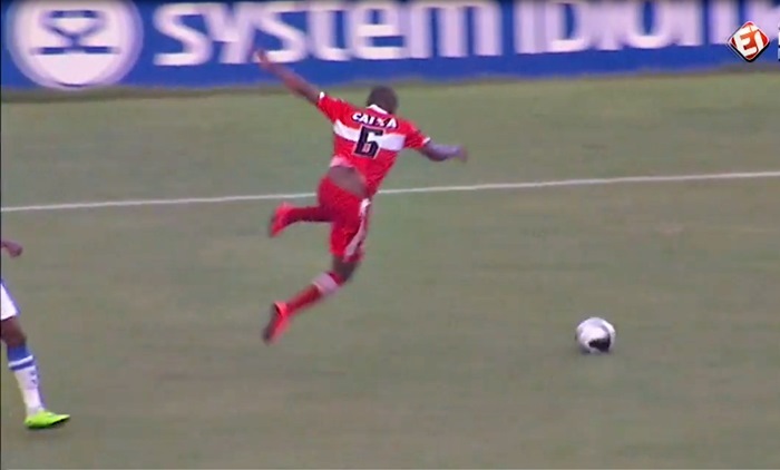 Hài hước: Cầu thủ trả giá đắt vì ham biểu diễn