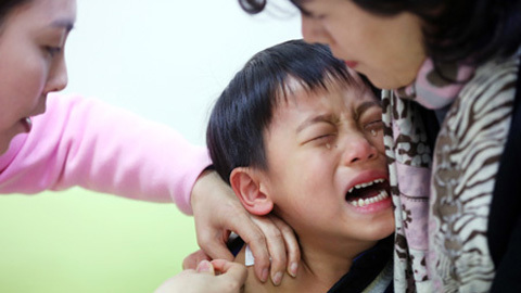 Phụ huynh Hàn Quốc đưa con đi tiêm thuốc thông minh