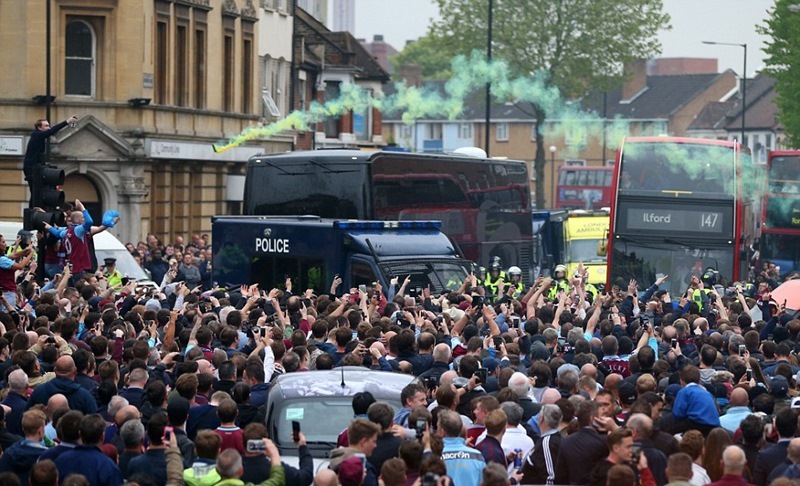 West Ham bị trừ điểm vụ CĐV tấn công MU?