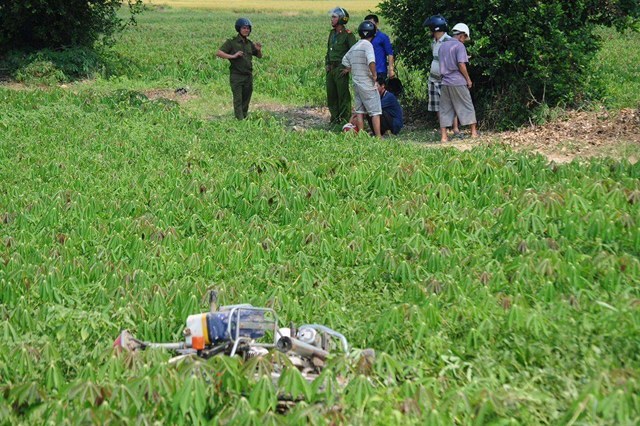 Bị truy đuổi, ô tô 16 chỗ ép xe CSGT bay xuống ruộng