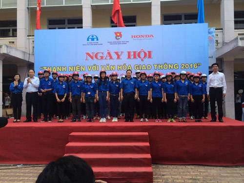 Tặng 1.000 mũ bảo hiểm cho đoàn viên thanh niên Bình Dương