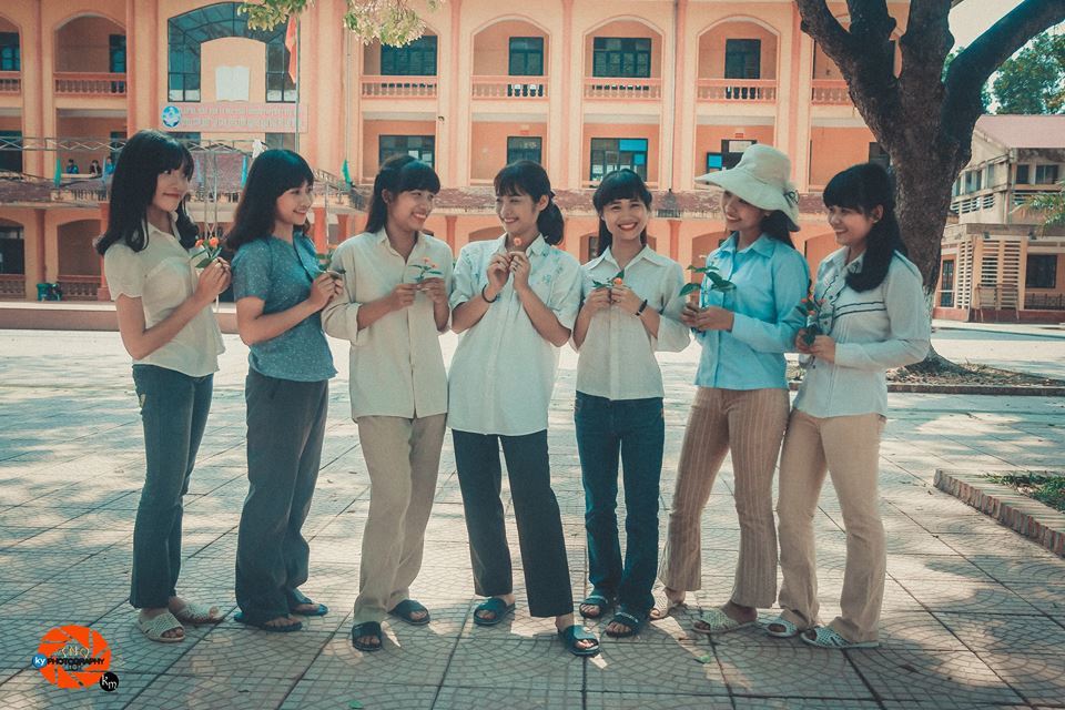 Thú vị ảnh kỷ yếu tái hiện thời bao cấp