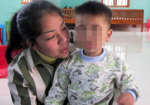 Tâm sự xót xa của nữ giám đốc nuôi con trong trại giam