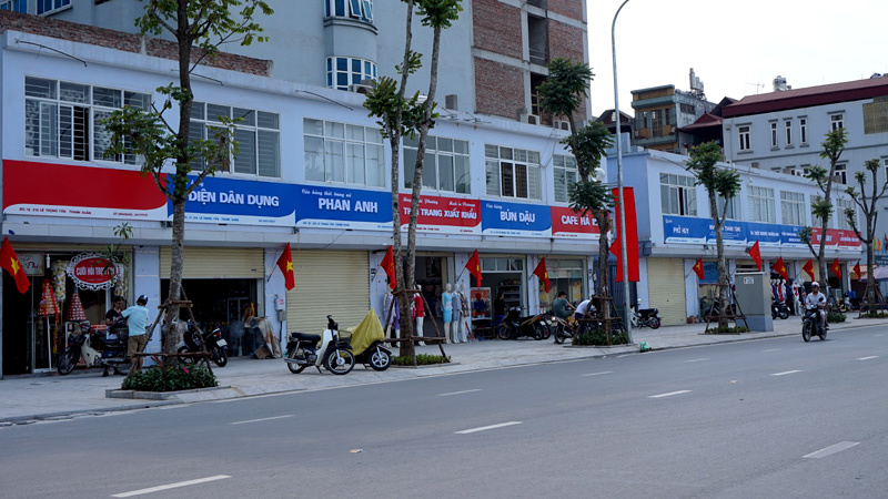 'Đồng phục' biển quảng cáo, dân căng mắt dò tìm