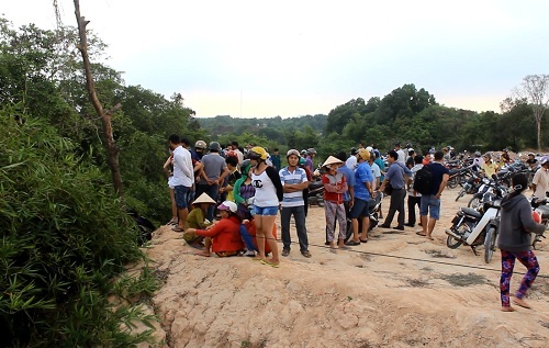 Bình Dương: Đang khai quật ngôi mộ bất thường giữa rừng tràm