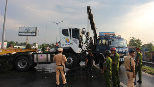 Xe container 'đại náo', kẹt kinh hoàng trên cầu Cần Thơ