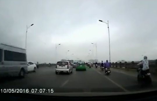 Taxi đánh võng, phóng bạt mạng trên cầu Vĩnh Tuy
