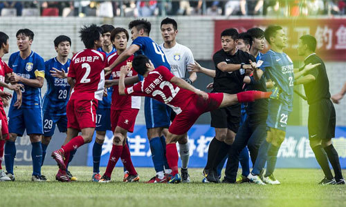 Cầu thủ Trung Quốc biến sân cỏ thành võ đài