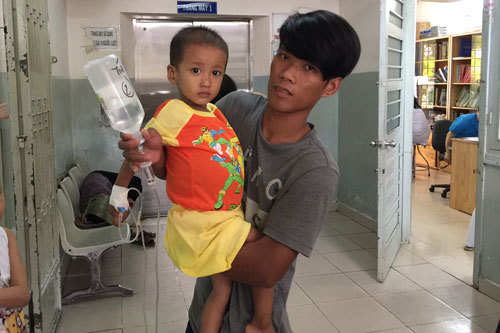 Cha mẹ nghèo, cậu bé ung thư cầu cứu