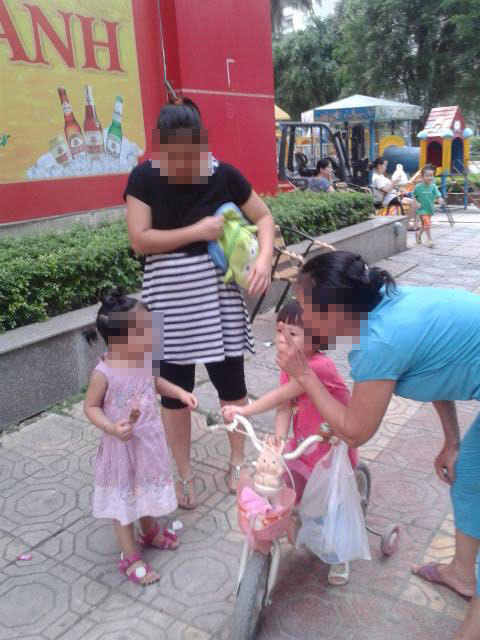 Mẹ Việt ở chung cư cao cấp từ mặt nhau vì đồ chơi con