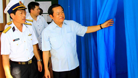 Ông Đỗ Bá Tỵ kiểm tra công tác bầu cử ở huyện Trường Sa