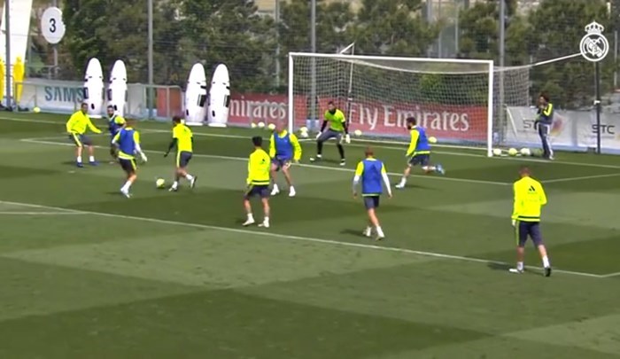 James Rodriguez solo ghi bàn biến đồng đội thành những