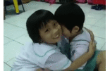 Khoảnh khắc ôm nhau trước khi giờ học bắt đầu của trẻ em Thái