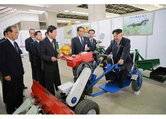 Hết đại hội đảng, Kim Jong Un thử lái máy cày