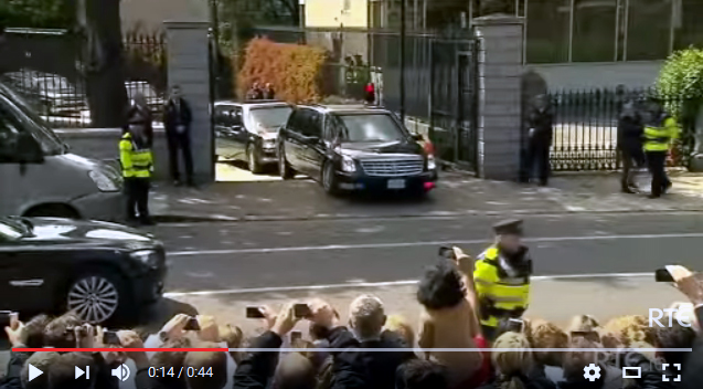 Sự cố khôi hài khiến xế khủng của Obama đầu hàng