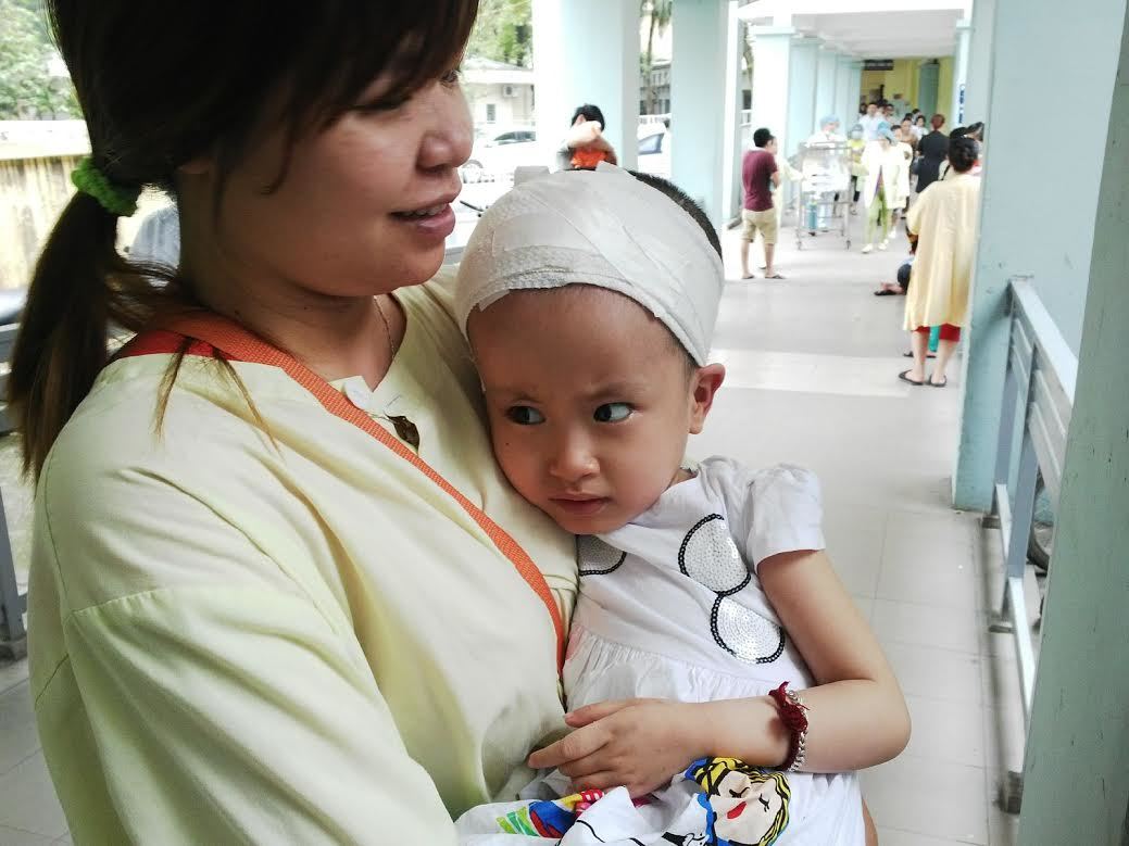 Xót xa bé bị não úng thủy, gần 10 năm chưa đi lại bao giờ