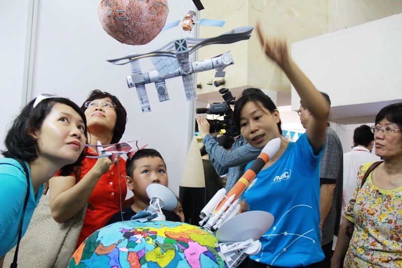 Học sinh háo hức tham gia ngày hội khoa học STEM